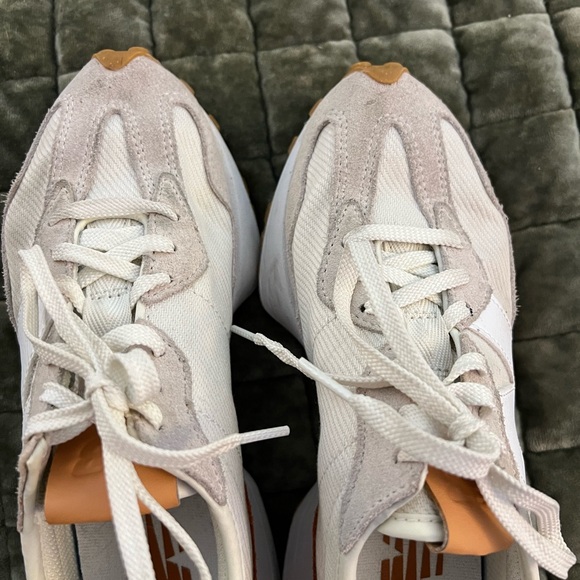 New Balance 327 Women’s 6.5 in Sea Salt/Rust Oxide - Picture 2 of 12